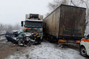 FOTO Șapte persoane, printre care doi copii, implicate într-un accident rutier. Două camioane şi un autoturism s-au ciocnit