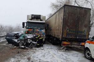 Accident între două autocamioane şi un autoturism, la ieşirea din Fălticeni spre Spătăreşti