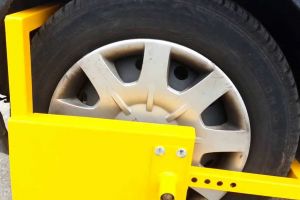 Opt maşini parcate pe domeniul public din Botoşani, blocate de poliţiştii locali. Acţiunea a avut loc pe timpul nopţii