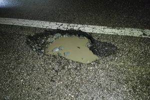 Pe vechea centură, mai mulţi şoferi şi-au distrus maşinile în ce numesc ei ”groapa criminală” (FOTO)