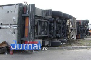 ACUM: Tir spulberat de pe şosea de vântul puternic
