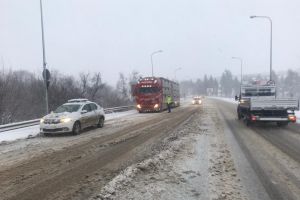 FOTO! Prima măsură luată la Botoşani din cauza ninsorilor: Restricţii pentru maşinile de mare tonaj pe drumurile europene