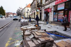 Constructorii au început pavarea cu porfir a trotuarului din strada Republicii (FOTO)