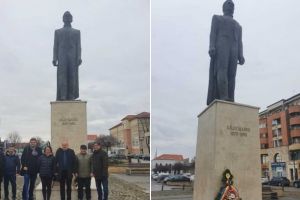 FOTO| Comemorare spontană la statuia lui Iuliu Maniu din Alba Iulia: 67 de ani de la martiriul din închisoarea Sighet