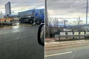 FOTO Știrea ta| Dâre groase de noroi pe o stradă din Alba, aduse pe roţi de camioane de pe o uliţă lăturalnică