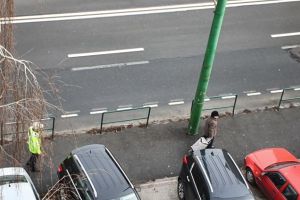 VIDEO Bătrână luată pe sus de poliţiştii braşoveni