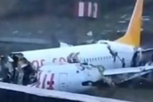 Avion rupt în două la aterizare, în Turcia. Mai mulţi pasageri au fost răniţi