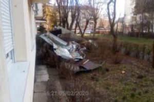 Probleme in Maramures din cauza vantului: Sarpanta smulsa in Baia Mare si linii de tensiune avariate