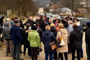 MERG KILOMETRI PE JOS, CA SĂ AJUNGĂ LA STAȚIE