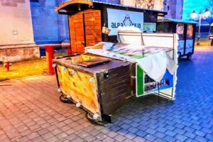 FOTO Știrea ta| Rafalele puternice de vânt au doborât tot ce le-a stat în cale în Piaţa Cetăţii şi în jur