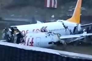 FOTO&VIDEO. Avion rupt în trei upă aterizare! Ca printr-o minune, nimeni nu a murit