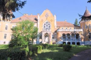 FOTO. La mai puţin de 100 km de Alba Iulia, se află „Castelul-Calendar”, o minune arhitecturală cu 365 de ferestre