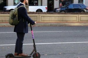 Reguli noi pentru conducătorii de trotinete: Viteza maximă 25 de kilometri pe oră, circulaţie permisă numai în localităţi