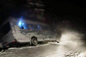 ACUM: Microbuz răsturnat la Garoafa