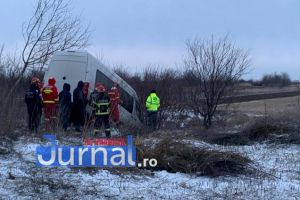 FOTO-ACUM: Microbuz plin cu pasageri derapat la intrarea în cartierul Mândreşti