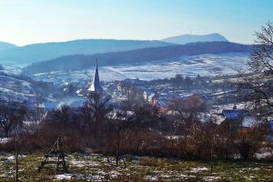 Locuitorii din Slătiniţa îşi plimbă morţii până la capelă în Bistriţa şi înapoi la cimitir