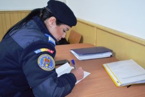 TÂRGOVIȘTE : Articole vestimentare cu denumirile unor mărci de renume, confiscate de jandarmi