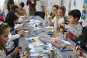 Copiii, muzica şi satul aduc „Aripi de lumină“ în Galeriile „Cromatic“