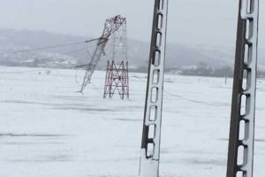 Se lucrează la remedierea defecţiunilor electrice în 12 localităţi din Harghita