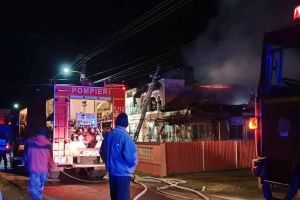 Intervenţie dificilă, în condiţii de vânt puternic, pentru salvarea unei case, la Dragomireşti