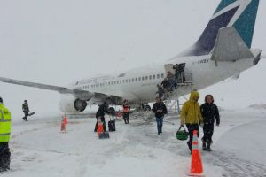 Cursa Bucureşti – Satu Mare, întârziată. Piloţii, înzăpeziţi lângă Bucureşti