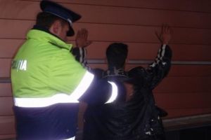 Un hoţ a încercat să pătrundă într-un magazin de pe Careiului. Prins în timp ce tăia alarma