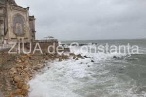 LIVE: Marea Neagra, dezlantuita. Valuri uriase pe faleza Cazinoului din Constanta (galerie foto)