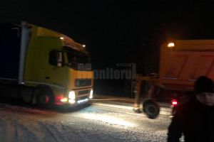 Copaci căzuţi peste calea ferată, blocaje rutiere şi circulaţie îngreunată, din cauza ...