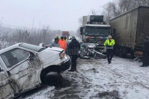 Accident violent, cu un autoturism lovit de două tiruri, în timpul unui blocaj provocat de ...