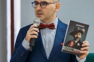 Stau la uşa vieţii şi bat