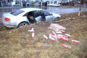 Urmărire, autoturism abandonat şi aproape 2. ...