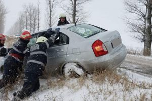Vremea rea a dat de furcă autorităţilor noaptea trecută/ Autoturisme derapate şi copaci căzuţi pe carosabil