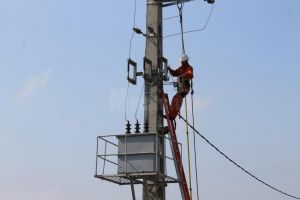 Peste 14.000 de consumatori din judeţ au rămas fără energie electrică