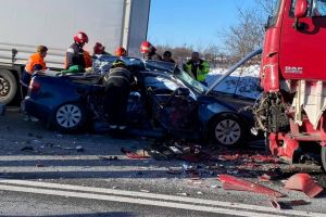Accident grav în Bihor, între un TIR şi un autoturism. Trafic oprit pentru aterizarea elicopterului SMURD
