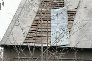 PUCIOASA: Iarna a venit in forţă. Vântul puternic a smuls acoperişurile mai multor case