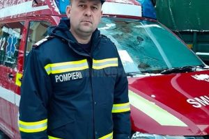 Un pompier i-a dat unui şofer de tir implicat într-un accident propriii bocanci de schimb, ...
