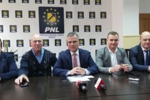 ÎN DIRECT Adrian Veştea prezintă trei candidaţi ai PNL la primării din judeţ