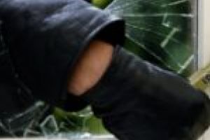 Poliţia a prins un spărgător de case din Gătaia! A furat bijuterii şi valută