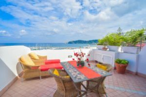 Nou! Insula Ischia cu avionul din Budapesta!