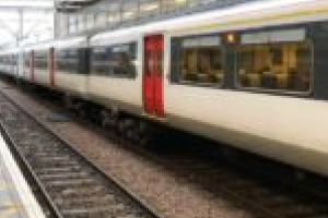 Un tren a făcut aseară 6 ore de la Timişoara la Lugoj. Trenul nu a ajuns nici acum la Bucureşti, ultima destinaţie