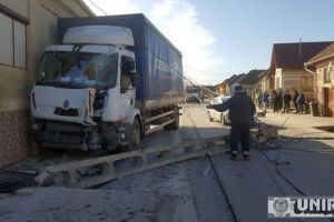 FOTO, VIDEO| Accident la Sântimbru: Stâlp de electricitate căzut pe carosabil, doborât de un camion care s-a oprit într-o casă. Trafic îngreunat