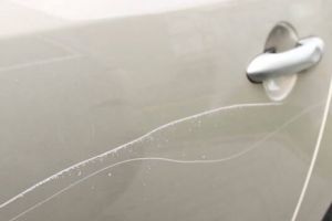 Trei MAȘINI parcate pe o stradă din Arad, DISTRUSE de o FEMEIE supărată