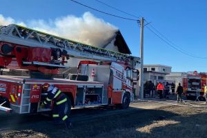 Incendiu puternic la o casă, în Moşniţa Veche
