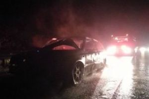 Maşină carbonizată pe autostradă