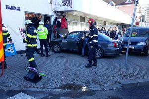 Un şofer a ratat curba şi a intrat cu maşina pe trotuar până în uşa unui magazin second-hand (FOTO)