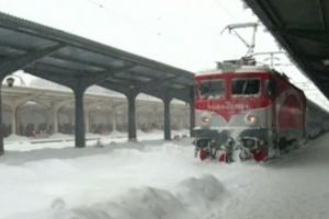 Vremea rea face RAVAGII: LISTA celor 68 de trenuri ANULATE de CFR