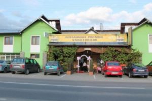 O tanara din Prahova a fost injunghiata in gât. Iubitul a prins-o cu amantul la 