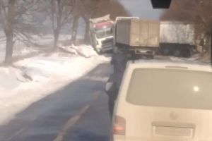 FOTO Drum blocat la Botoşani din cauza unui tir care a derapat