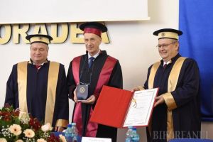 Nicolae Burnete, fost ministru al Cercetării, a devenit Doctor Honoris Causa al Universităţii din Oradea (FOTO)
