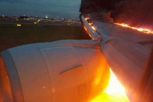 ACCIDENT AVIATIC! Mai multe persoane AU MURIT după ce un avion s-a RUPT ÎN BUCĂȚI la aterizare